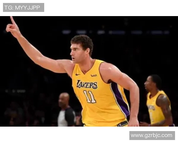 布鲁克洛佩斯的篮球传奇之路与职业生涯的辉煌成就分析